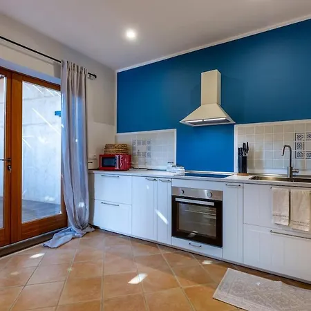 Leone With Pool & Views, Newly Furnished Holiday home
