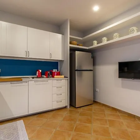 بيت للعطل Leone With Pool & Views, Newly Furnished *