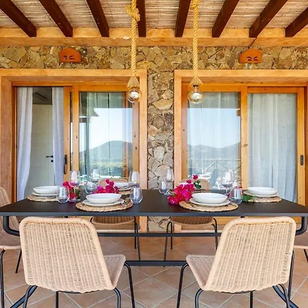 Leone With Pool & Views, Newly Furnished بيت للعطل *