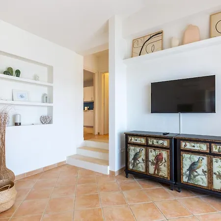 Leone With Pool & Views, Newly Furnished *