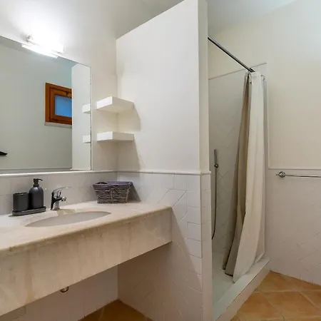 Leone With Pool & Views, Newly Furnished شيا