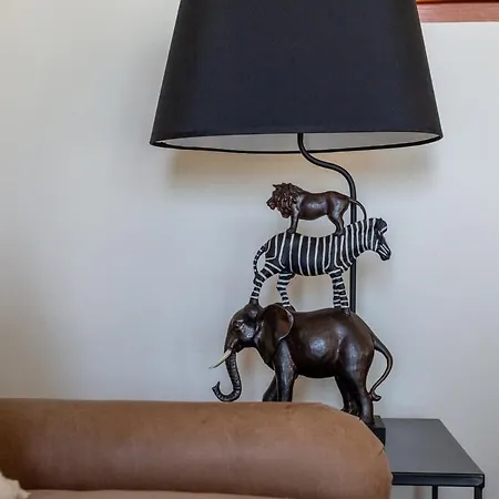 Leone With Pool & Views, Newly Furnished بيت للعطل