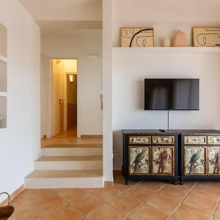 Leone With Pool & Views, Newly Furnished بيت للعطل *