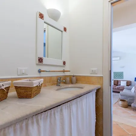 Leone With Pool & Views, Newly Furnished بيت للعطل