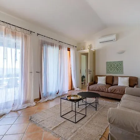 Leone With Pool & Views, Newly Furnished بيت للعطل *