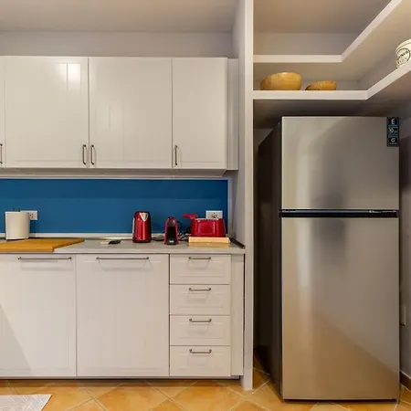 Leone With Pool & Views, Newly Furnished بيت للعطل