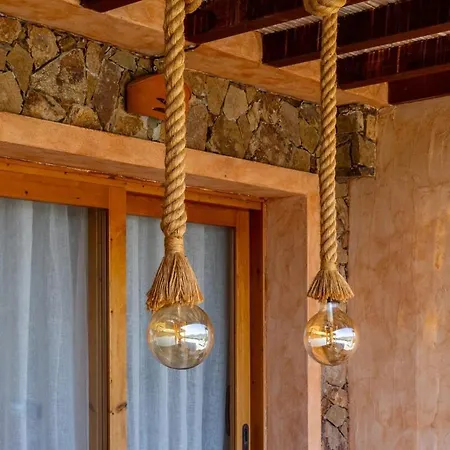 Leone With Pool & Views, Newly Furnished بيت للعطل *