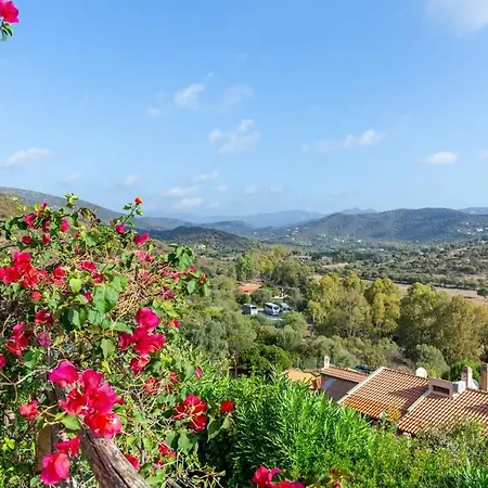 Leone With Pool & Views, Newly Furnished بيت للعطل