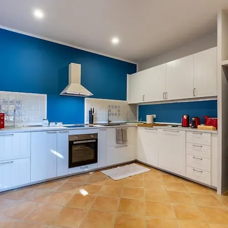 Leone With Pool & Views, Newly Furnished بيت للعطل *