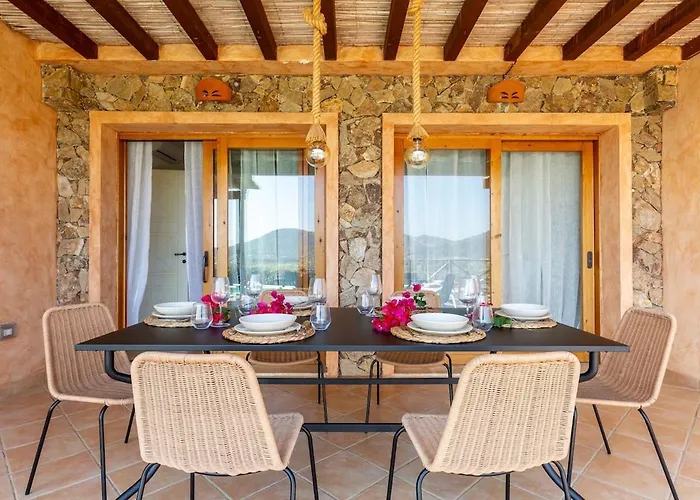 Leone With Pool & Views, Newly Furnished Nyaraló *