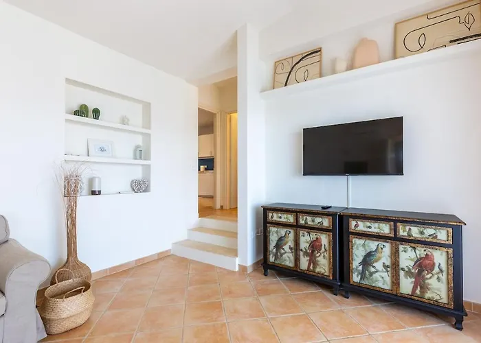 Leone With Pool & Views, Newly Furnished *