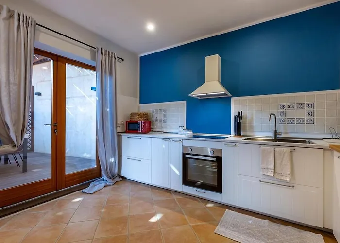 Leone With Pool & Views, Newly Furnished Nyaraló