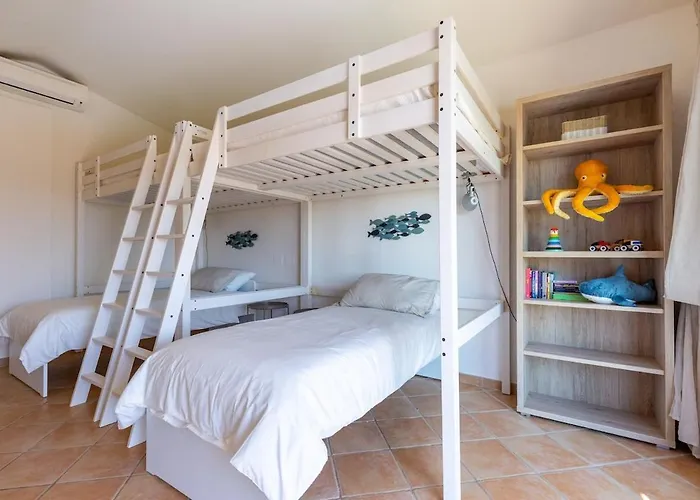 Leone With Pool & Views, Newly Furnished Nyaraló Chia
